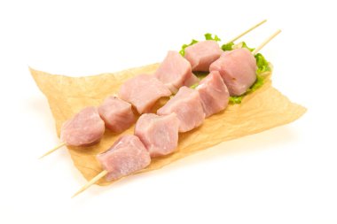 Çiğ domuz eti şişi ızgara için hazır.