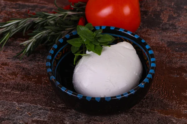 Pelota Italiana Queso Mozzarella Servido Albahaca Tomates —  Fotos de Stock