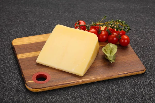 Hartparmesan Käsestück Über Holzhintergrund — Stockfoto