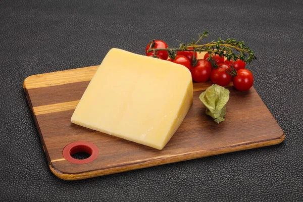 Pièce Fromage Parmesan Dur Sur Fond Bois — Photo