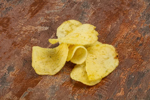 Naturlig Yuong Potatis Saltade Chips Hög — Stockfoto