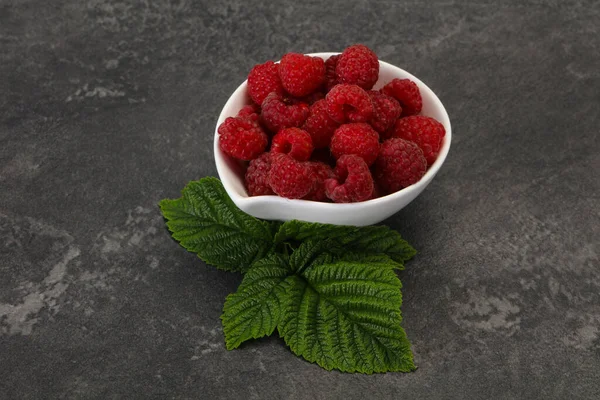 Rode Heldere Rijpe Zoete Frambozen Met Blad — Stockfoto