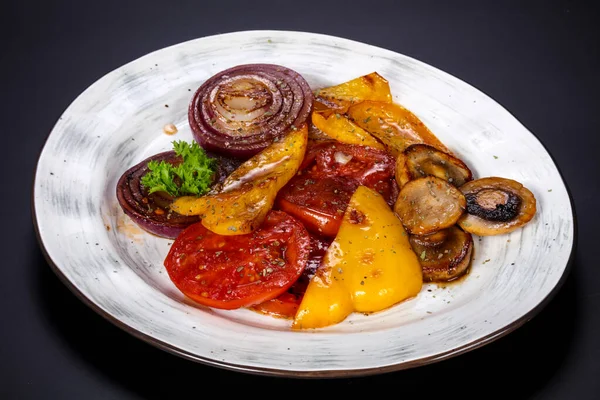 Gegrilltes Gemüse Tomaten Paprika Pilze Und Veilchenzwiebeln — Stockfoto