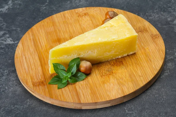 Сыр Пармезаном Подают Листья Базилика Орехи — стоковое фото