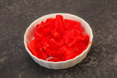 Asya mutfağı terbiye edilmiş zencefil kökü kasede.