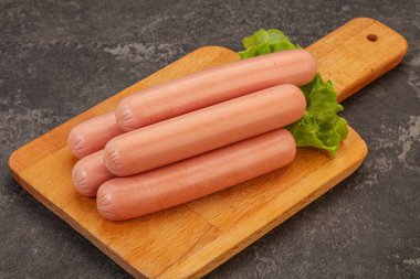 Lezzetli et sosisleri güverteye yığılmış.