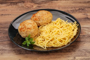Peynirli spagetti ve ev yapımı tavuk pirzolası.