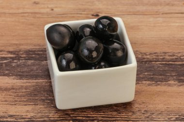 Kasede marine edilmiş siyah zeytin.