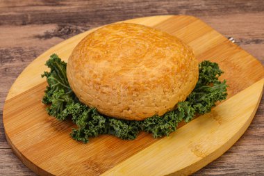 Tütsülenmiş Gürcistan geleneksel suluguni peyniri.