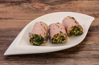 Peynirli ve sarımsaklı jambonlu sandviç.