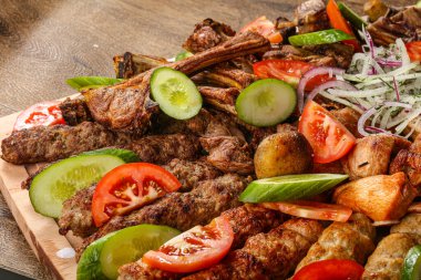 Izgara et, barbekü ve sebze karışımı. 