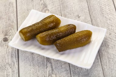 Kâsede ev yapımı salatalık turşusu