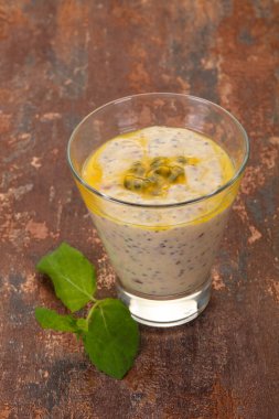 Chia 'lı puding ve naneli tutku meyvesi.