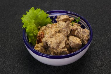 Kremalı ve kuru domatesli tavuk ciğeri kekik servis edildi.