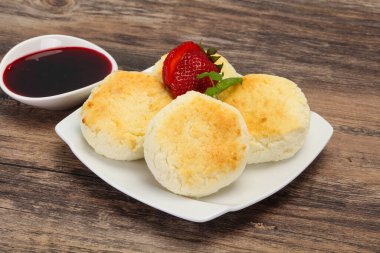 Reçelli krep ve naneli çilek.