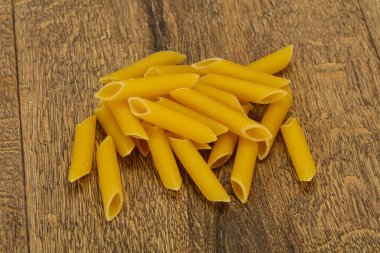 Çiğ makarna kaseye hazır.