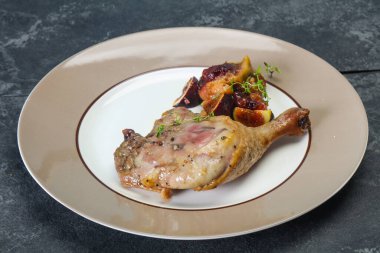 Kavrulmuş. Ördek. erik, incir ve elma ile bacak