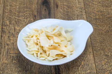 Hindistan cevizi kuru cipsi kasede atıştırmalık.