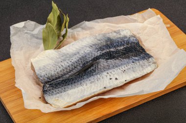 Güvertede deri ve baharatlı ringa filetosu.