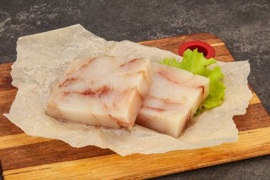 Pişirmek için çiğ balık filetosu.