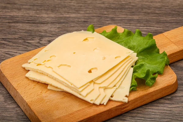 Queso Amarillo Rodajas Sobre Hojas Ensalada —  Fotos de Stock