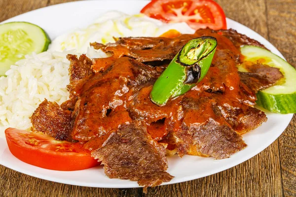Türkische Küche Iskander Kebab Gegrilltes Fleisch Mit Sauce — Stockfoto