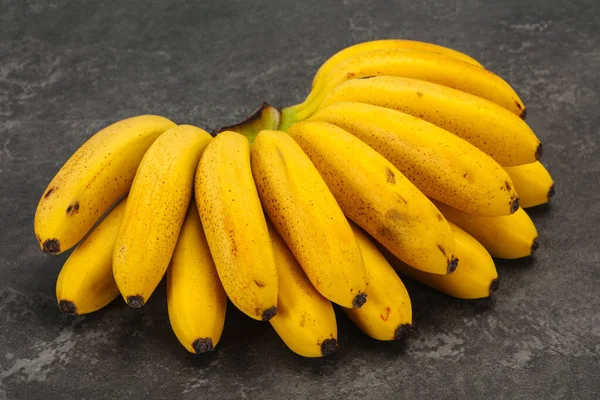 Reife Süße Gelbe Mini Bananenhaufen — Stockfoto