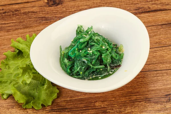 Grön Chuka Sjögräs Sallad Isolerad Vit Bakgrund Ovanifrån Wakame Sea — Stockfoto