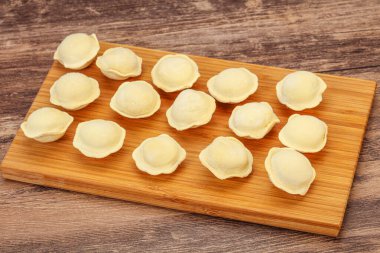 Pişirmek için çiğ etli börek.