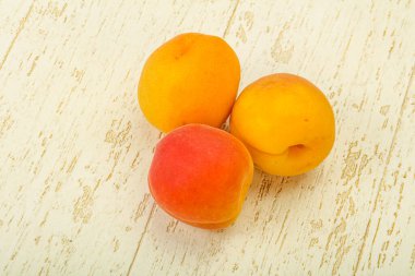 Taze, tatlı, birkaç kayısı meyvesi.