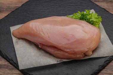 Pişirmek için çiğ tavuk göğsü.