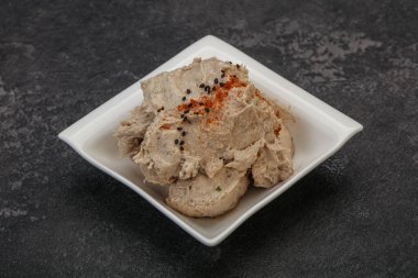 Kavanozda baharatlı ringa yağı var.