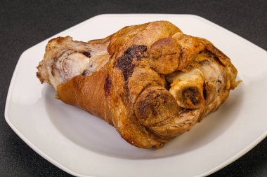 Baharatlı ve otlu domuz budu.