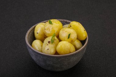 Kasede taze haşlanmış patates soğan servis edildi.