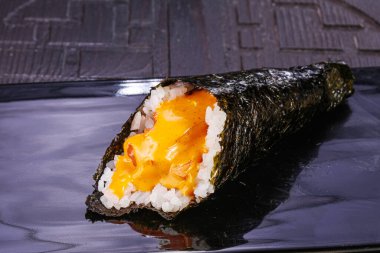 Somon ve soslu Japon mutfağı.