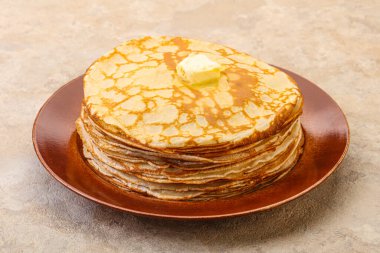 Bir yığın tereyağlı Rus geleneksel gözlemesi.