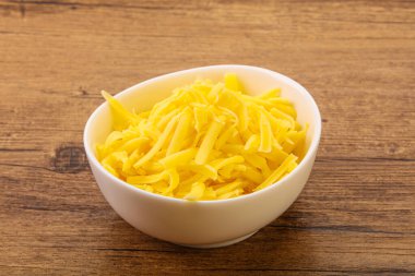 Yemek pişirmek için kasede dilimlenmiş sarı peynir.
