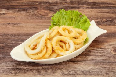 Kavrulmuş kalamar halkaları ve kasede salata.