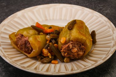 Doldurulmuş dolma dolma biber, et ve pilav.