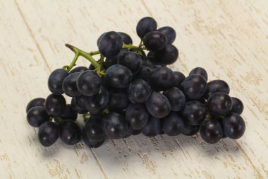 Taze taze tatlı kırmızı üzüm dalında