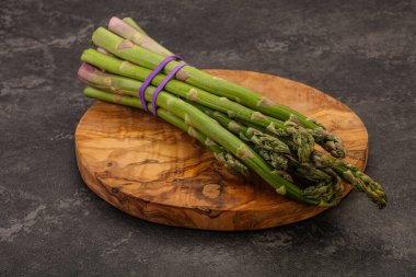 Vejetaryen mutfağı - Pişirmek için çiğ kuşkonmaz yığını