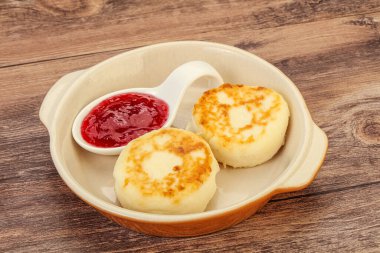 Kahvaltıda çilek reçelli süzme peynirli krep.