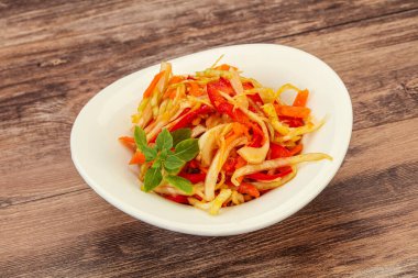 Havuç ve biberli vejetaryen lahana salatası 