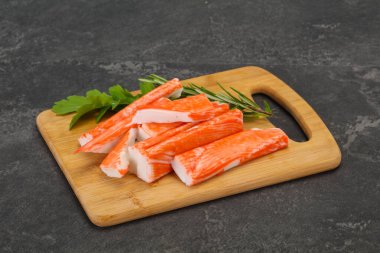 Ahşap tahtanın üzerinde yengeç çubuğu surimi