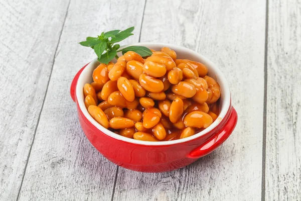 Feijão Branco Com Molho Tomate Servido Folhas Manjericão — Fotografia de Stock