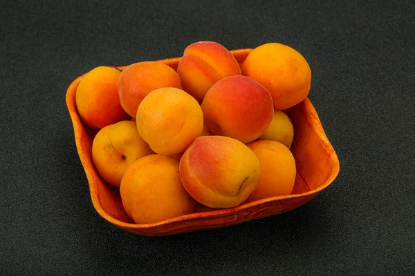 Taze, tatlı, birkaç kayısı meyvesi.