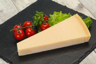 İtalyan geleneksel parmesan peyniri üçgeni salata servis etti