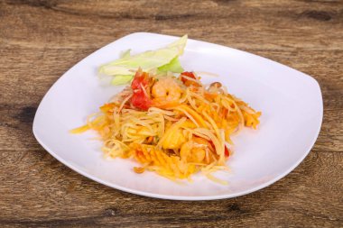 Papaya ve karidesli Tayland salatası.