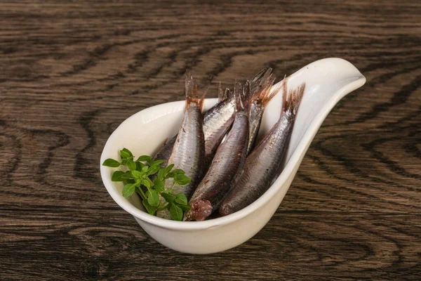 Anchoas Merienda Pescado Tazón Servido Hojas Albahaca —  Fotos de Stock