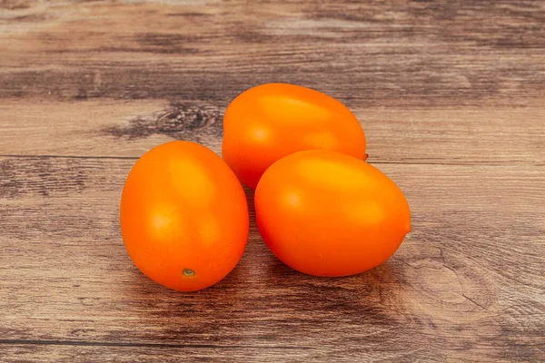 Lezzetli sebzeler - Arka planda sarı domates yığını